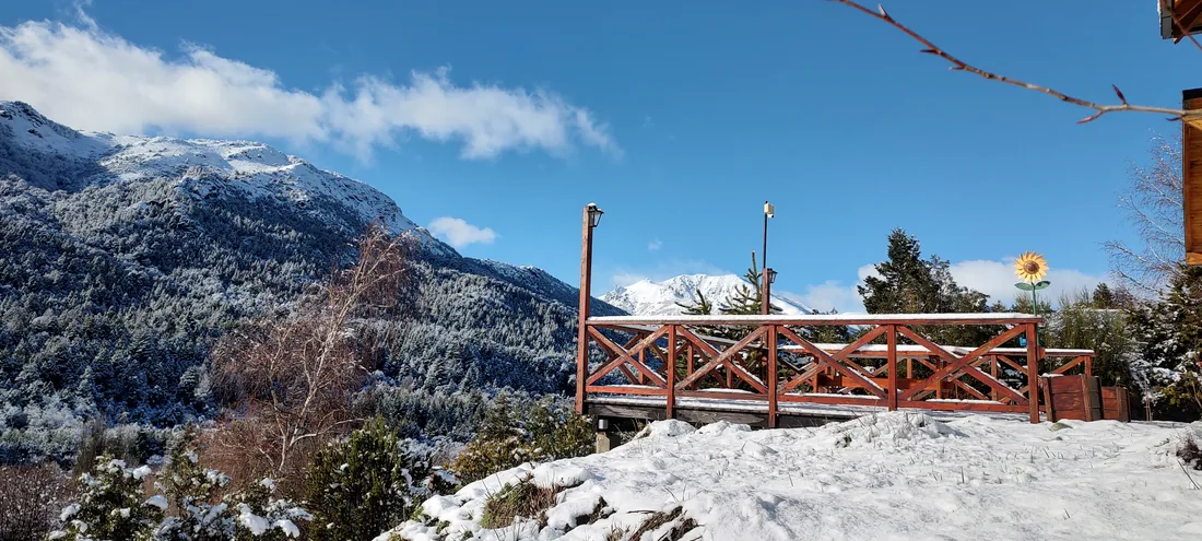 Deck de la cabaña con vista al Cerro Catedral nevado en Villa Los Coihues, Bariloche