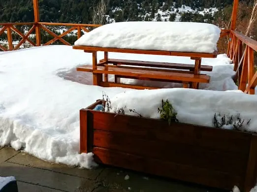 Cocina equipada con mesada de granito en cabaña para 6 personas en Villa Los Coihues