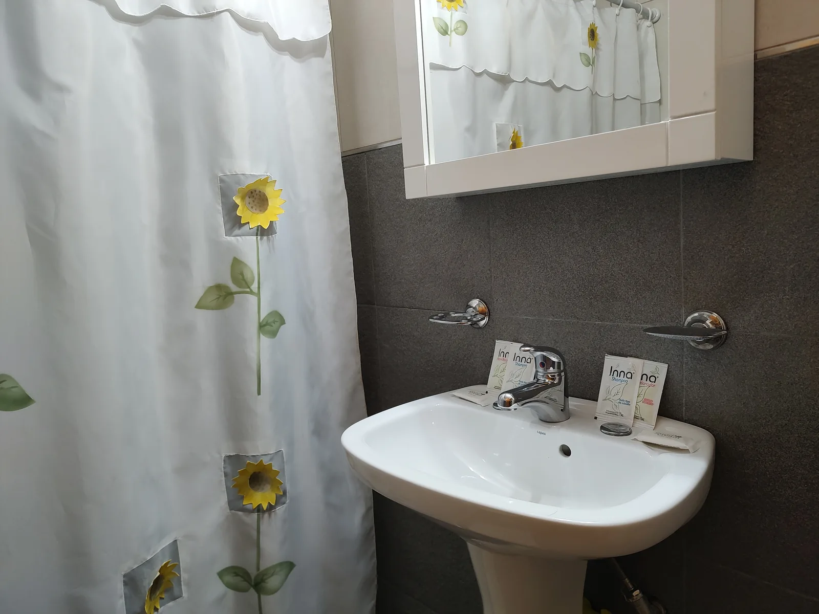 Baño con cortina de girasoles y bacha en la cabaña